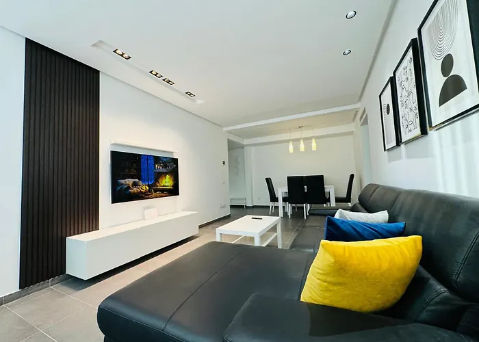 City Center 2-Br Apartment + Pkg