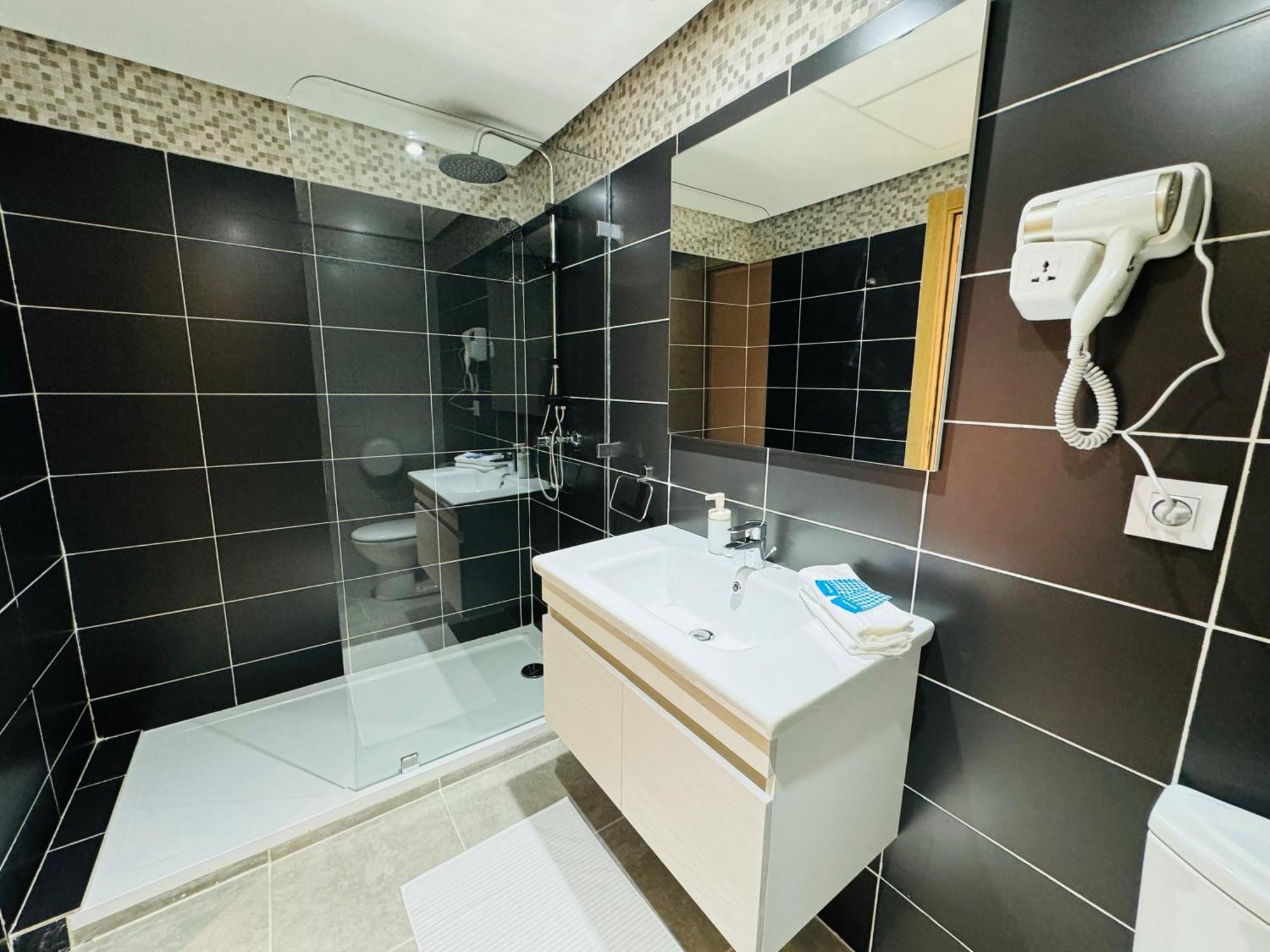 Center 2-br + Pkg Apartment *